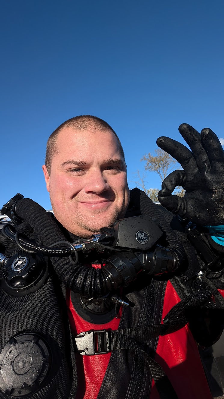 Kristoffer Artmark, NAUI-instruktör, i torrdräkt med Poseidon Se7en rebreather